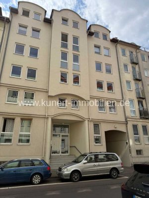 1-Zimmer-DG-Wohnung mit Fahrstuhl, Küche und mit herrlichem Ausblick im halleschen Medizinerviertel
