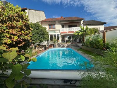 Attraktives Einfamilienhaus mit großem Garten, Pool und moderner Ausstattung