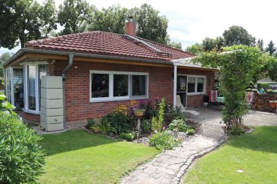 ALTERSGERECHT - Gepflegter Bungalow mit Sommerhaus und Carport