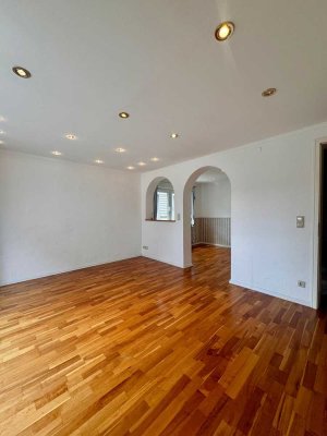 Stilvolle, modernisierte 5-Zimmer-Maisonette-Wohnung mit geh. Innenausstattung mit EBK