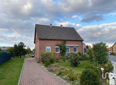 Haus mit großem Grundstück und 3 Garagen. Perfekt für Familien, Mehrgenerationen & Vermietung.