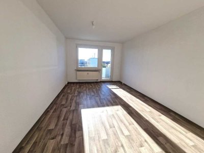 Eure neue Wohnung in der Ihlenfelder Vorstadt - Küche und Bad mit Fenster, Sonnenbalkon