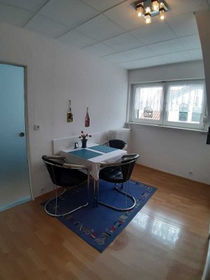 Möblierte, voll ausgestattete, helle Zwei-Zimmer-Wohnung in FFM-Heddernheim
