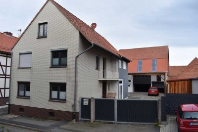Wohnen und Arbeiten an einem Platz: Saniertes Einfamilienhaus mit großer Scheune