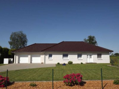 Bungalow mit Doppelgarage und großem Grundstück in Böel