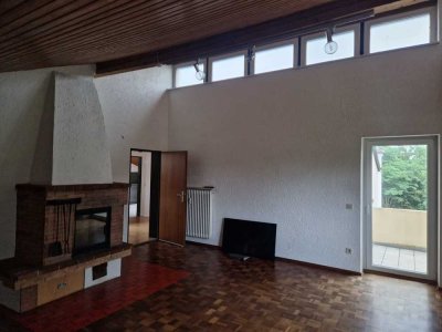 Freundliche 2-Zimmer-Dachgeschosswohnung mit Balkon und EBK in Eggenfelden