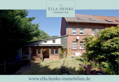 Solide Backstein-Haushälfte mit Garten + 3 Garagen in ruhiger Lage.