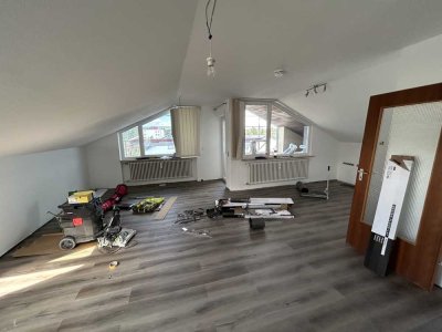 Helle, freundliche 2,5-Raum-DG-Wohnung mit Balkon & Garage in Gärtringen - ruhige Lage in Sackgasse