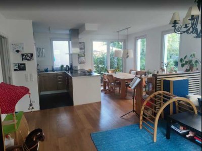 Großzügige, helle 4-Zimmer-Wohnung mit Terrasse, Garten, Stellplätzen in bester Lage in Reutlingen