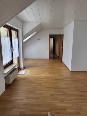 Schöne, großzügige DG-Wohnung in ruhiger Lage