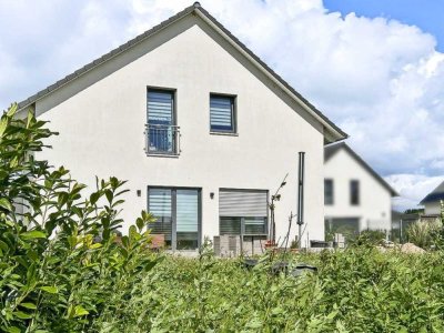 Modernes Familienglück im Grünen – energieeffizientes Einfamilienhaus mit viel Platz in Tessin