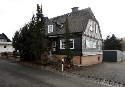 Doppelhaushälfte in Bad Laasphe mit großem Hof und 10 Garagen!