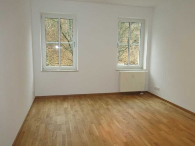 4-Zi-Wohnung mit Balkon, I. OG, 2 Bäder, Parkett! Carport im Innenhof!