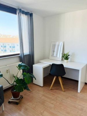 sofort verfügbar sanierte und möblierte 2-Zimmer Wohnung mit Balkon, Aufzug und TG Stellplatz