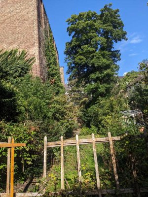 Ungewöhnliche Altbauwohnung mit großem Garten