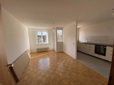 Helle 2-Zimmer Wohnung mit Balkon/Loggia und EBK in Kornwestheim