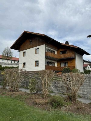 Zentrumsnahes Wohnhaus mit Einliegerwohnung in Bodenmais – viel Platz, schöner Garten uvm.