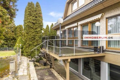 IMMOBERLIN.DE - Hochwertiges Einfamilienhaus mit 2 Einliegerwohnungen & Indoorpool in Topzustand & b
