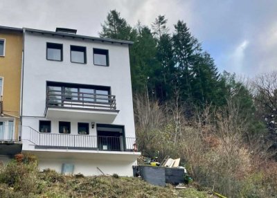 Preiswertes, modernisiertes 5-Zimmer-Reihenhaus mit lux. Innenausstattung und EBK in Gummersbach