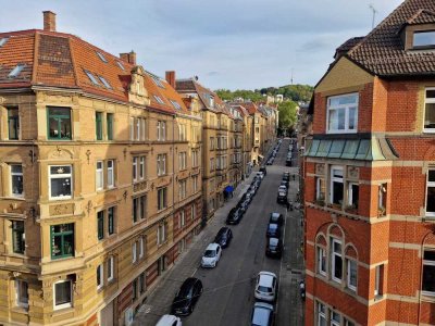 möblierte, sonnige 2-Zimmer-Wohnung mit Balkon und Stadtblick