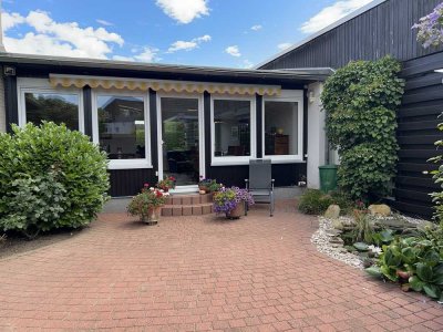 Stilvoller Bungalow mit besonderem Wohnkomfort und herrlichem Atrium in toller Lage von Weddel