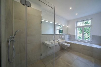 LUXUSWOHNUNG im sanierten Denkmal - 4-Raum-WE - Süd-West-Balkon, Parkett, Aufzug, Tageslichtbad