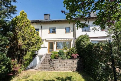 Geräumiges Reihenmittelhaus mit 2 Garagen, Stellplatz und Garten