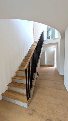 Design trifft Alltag - Einfamillienhaus mit Garten & Dachterrasse