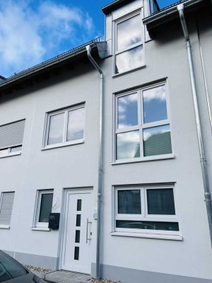 Großes, helles und neuwertiges Haus mit sechs Zimmern und Einbauküche in Kuppenheim