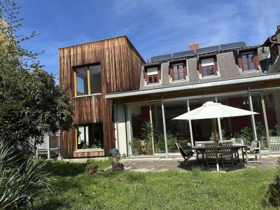 Traumhaftes Einfamilienhaus in Badener Bestlage: 1.977m² Grundstück, Natur-Badeteich, moderne Ausstattung