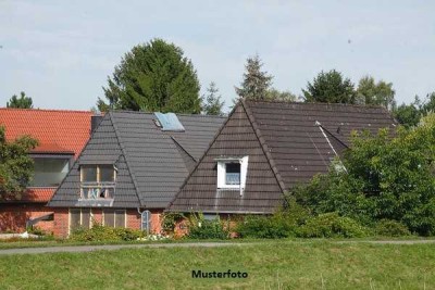 Freistehendes 2-Familienhaus, Garage, Garten