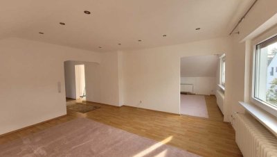 Wohnung mit 2,5 Zimmern sowie Balkon und EBK in Neu-Isenburg