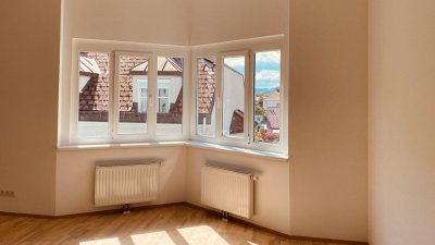 Gemütliche 4 Zimmer Dachgeschoss-Wohnung mit Lift in zentraler Lage