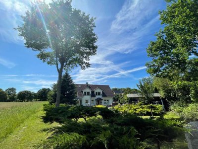 Wohnen mit Weitblick – großzügiges Einfamilienhaus in Feldrandlage mit Einliegerwohnung