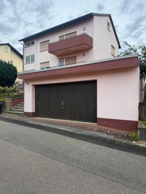 Top renovierte 4 Zimmer Wohnung mit Garage und EBK in ruhiger Lage