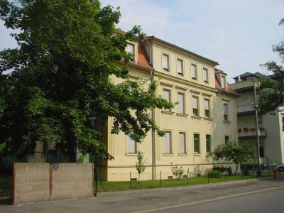 *** Tolle 2-Zi.-DG-Whg. mit Balkon und EBK in ruhiger Wohnlage ***