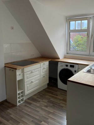 Geschmackvolle 2-Raum-DG-Wohnung mit Balkon und Einbauküche in Berlin Wilmersdorf