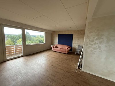 Großzügige Erdgeschosswohnung mit Balkon, 28 m² Dachterrasse und Garage