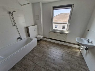 Große Wohnung mit 2 Bädern und mit Einbauküche!