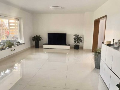 Mit Garten, Sauna und Einbauküche: 5 Zimmer Wohnung zu vermieten!