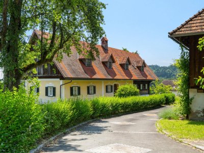Historisches Anwesen hochklassig modernisiert 
 - idyllisch umgeben von Weinbergen -