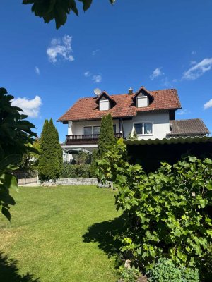 Helle-4-Zimmer-Hochparterrewohnung in Zolling mit Garten und Garage