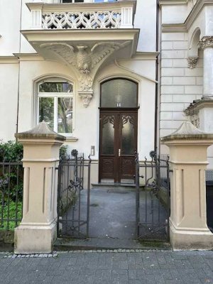 Für Altbaufans: stilvolle Wohnung mit zwei Balkonen in guter ruhiger Lage nahe Innenstadt!