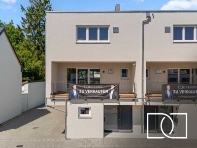 Provisionsfreier Neubau! Sofort bezugsfertiges Reiheneckhaus am Fluss mit Dachterrasse