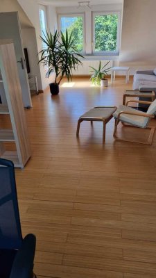 Geräumige und neuwertige 2-Zimmer-DG-Wohnung mit Balkon und Einbauküche in Darmstadt, teilmöbliert