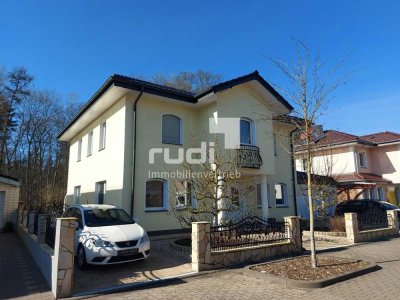 Moderne Stadtvilla mit hohen Decken im Wohnzimmer, Kamin, Erdwärmepumpe und eine geräumige Garage!