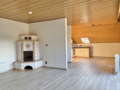 Attraktive 4-Zimmer-Wohnung mit Balkon, Kaminofen & Garage in Schwandorf-Klardorf