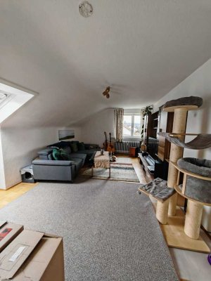 Gemütliche 4,5 Zimmer DG-Wohnung mit Gartenanteil und Garage