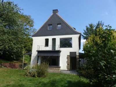 Idylle mit Blick ins Ruhrtal: 3-Familienhaus mit Bauland in Fröndenberg