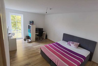 950 € - 120 m² - 6.0 Zi. 
Wir vermieten eine moderne 6 Zimmerwohnung.  Ohne Küche. (Thermostate)